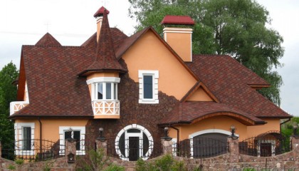 скатная крыша с большим количеством изломов виды крыш в современном строительстве