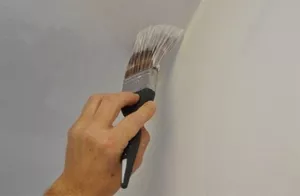 Покраска потолка водоэмульсионной краской без разводов: советы и рекомендации