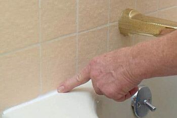 заделка щелей в ванной герметиком изображение